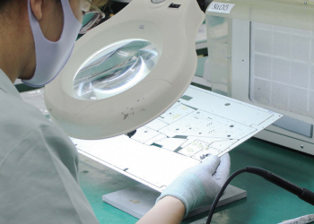 愛知県名古屋市天白区にある電子部品製造メーカーの株式会社ニシキの電子基板の目視検査の画像